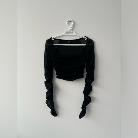 Crop top noir en tuile, manche longue / Black tile crop top, long sleeve - Picture 1 of 4